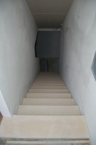 Der neue Stiegenaufgang mit den hellen Sandsteinplatten