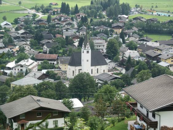 Pfarrkirche und Umgebung