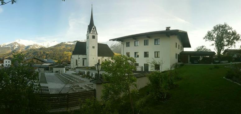 Pfarrhof und Pfarrkirche, 7.5.2019